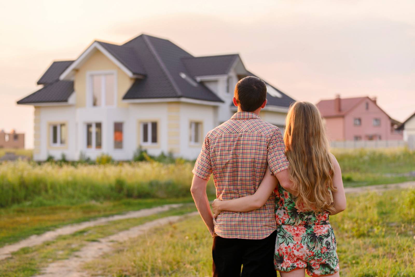 Couple devant sa nouvelle maison