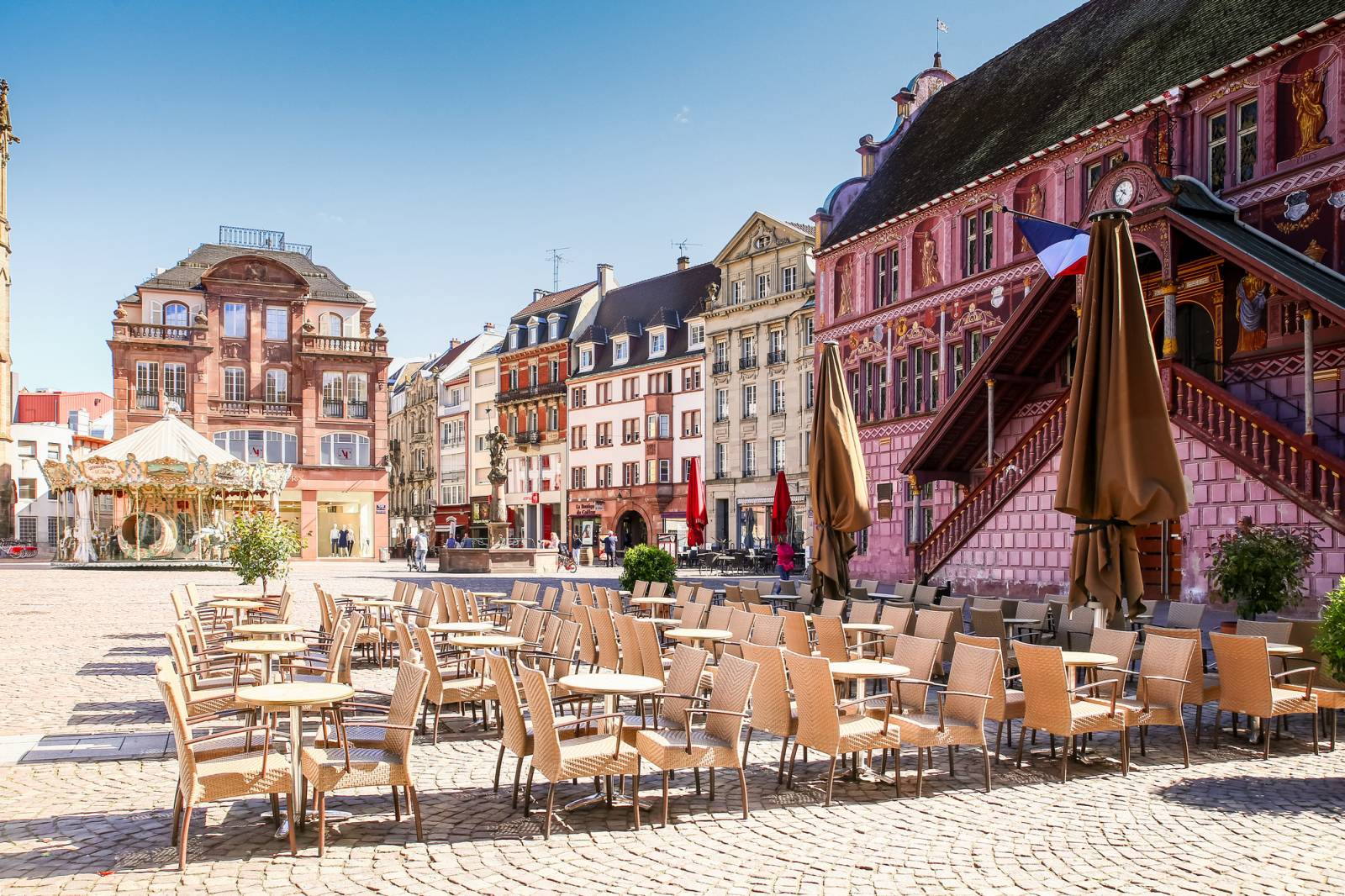 Place animée d'une ville française